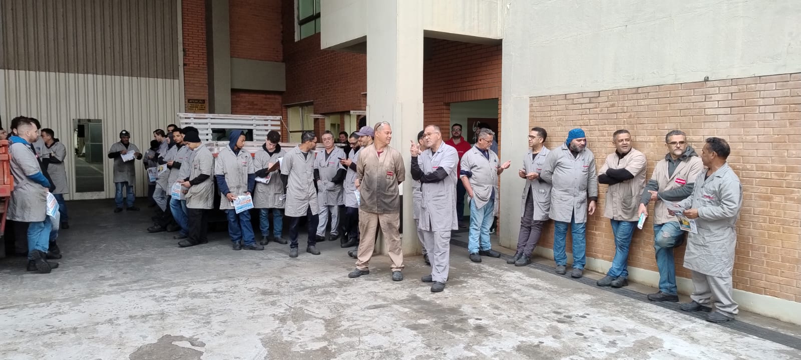 Trabalhadores da Ergomat, base do diretor Carlão