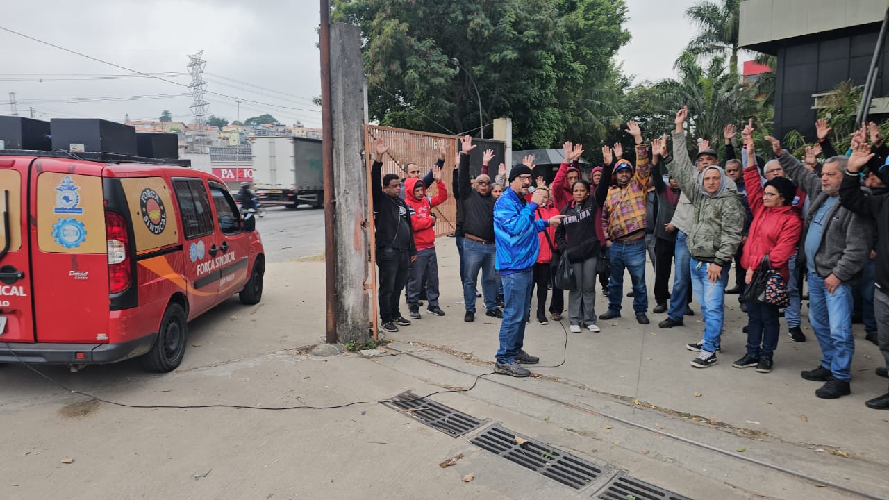 Alemão com os trabalhadores em greve na Anluz Termolyne