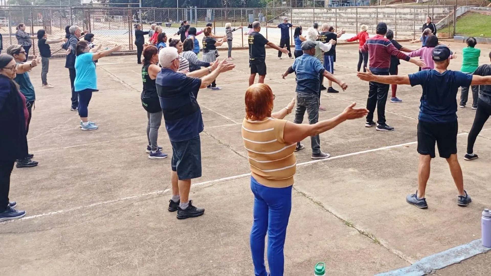Ginástica no Parque reúne 100 idosos em Americana (SP)