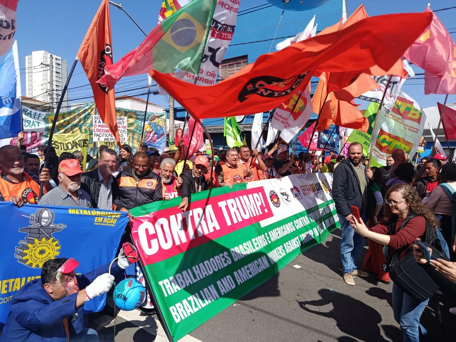 Trabalhadores protestam contra protecionismo de Trump em SP