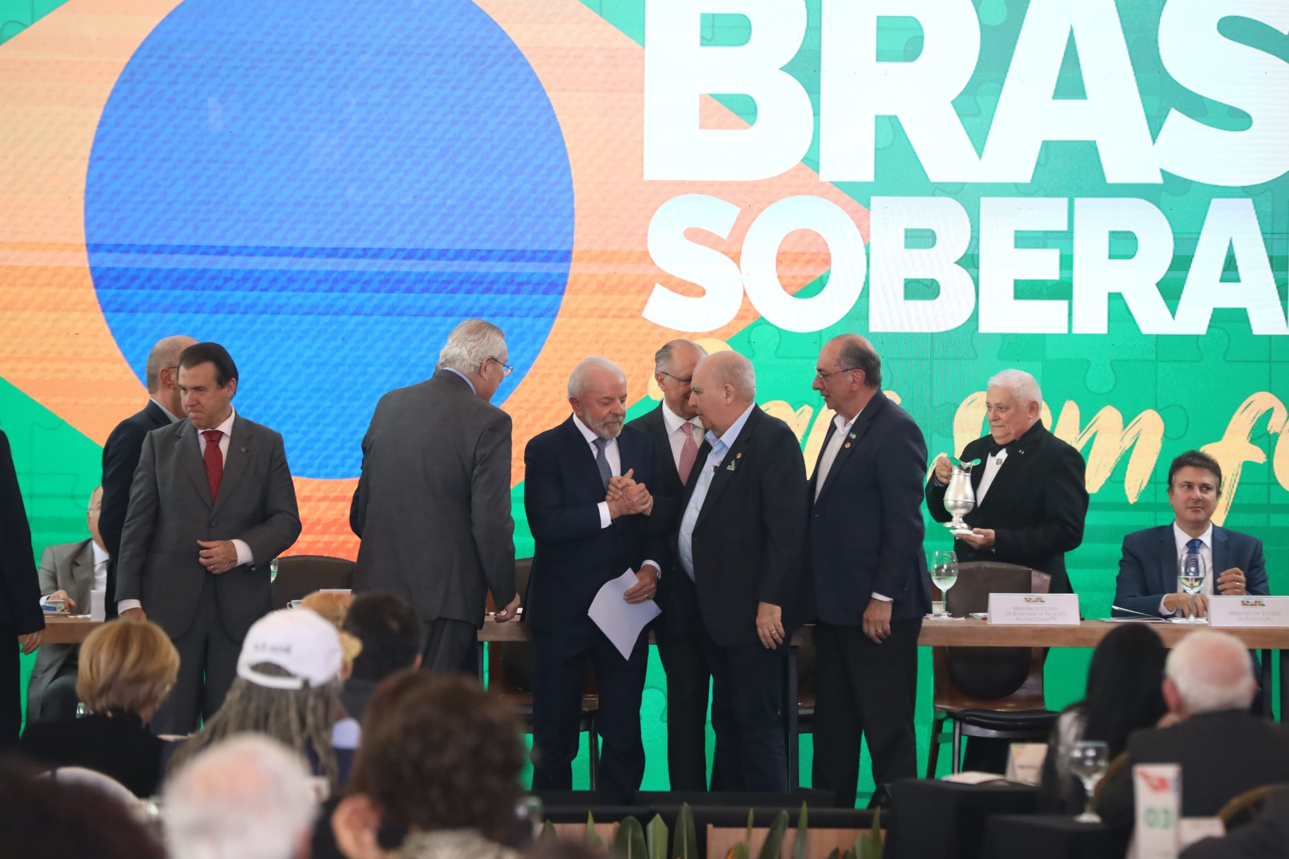 Miguel Torres toma posse no Conselhão e entrega propostas a Lula