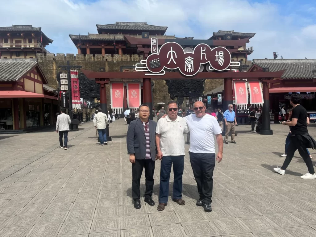 Na China: Eusébio com Juruna, secretário geral da Força Sindical, e Pedro da Secretaria Internacional da ACFTU.