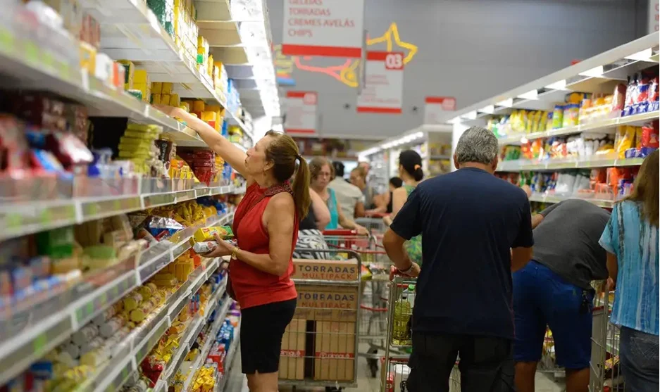 Valorização do salário mínimo pode gerar benefícios duradouros, aponta economista