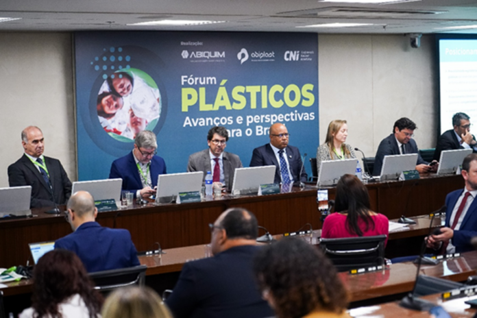 Químicos da Força participam do Fórum Plásticos: avanços e perspectivas para o brasil