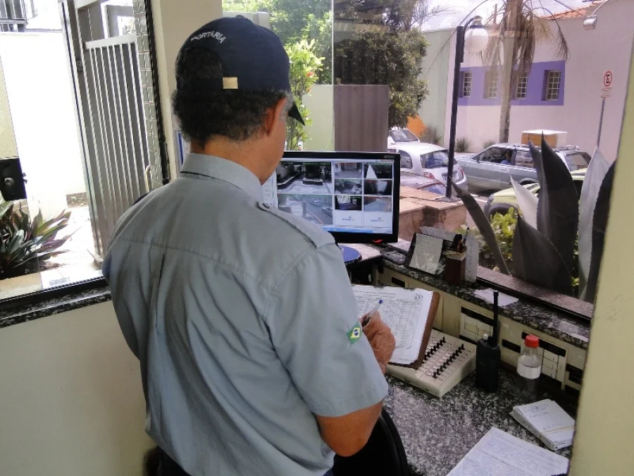 TST mantém cláusula que protege porteiros contra demissões tecnológicas