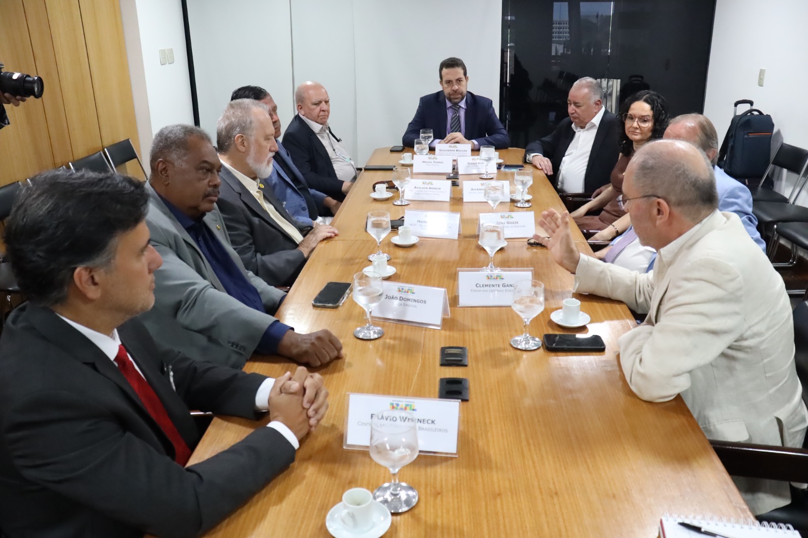 Centrais sindicais se reúnem com ministro Guilherme Boulos