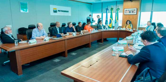 Sindicalistas e empresários debatem setor químico com Petrobras