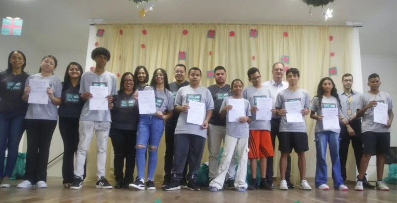 Instituto Meu Futuro encerra ano com festa e certificados