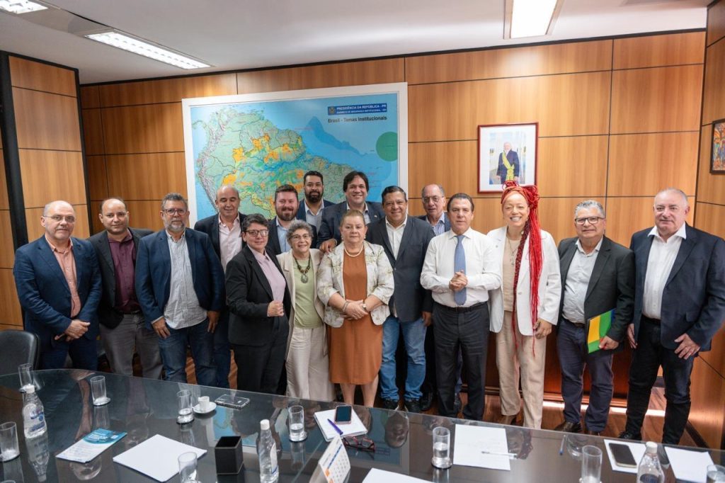 Centrais pressionam governo por fim do 6x1 e jornada de 40 horas