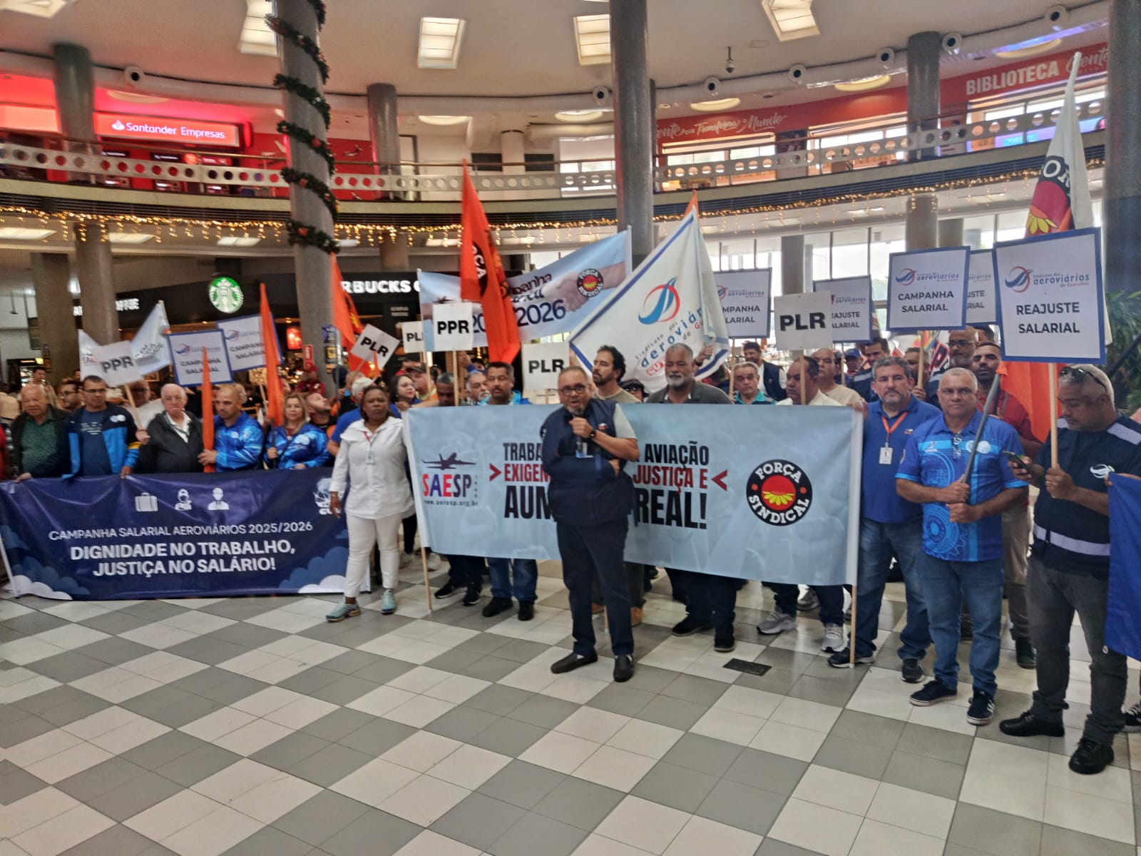 Aeroviários protestam em Congonhas e cobram retomada das negociações