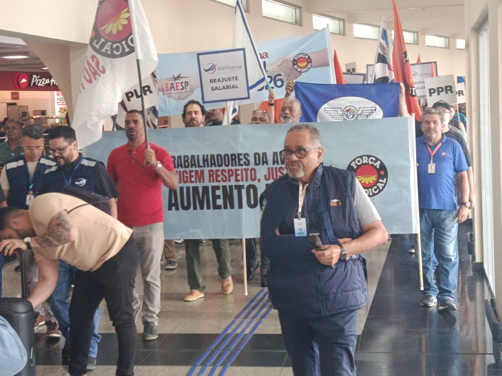 Aeroviários protestam em Congonhas e cobram retomada das negociações