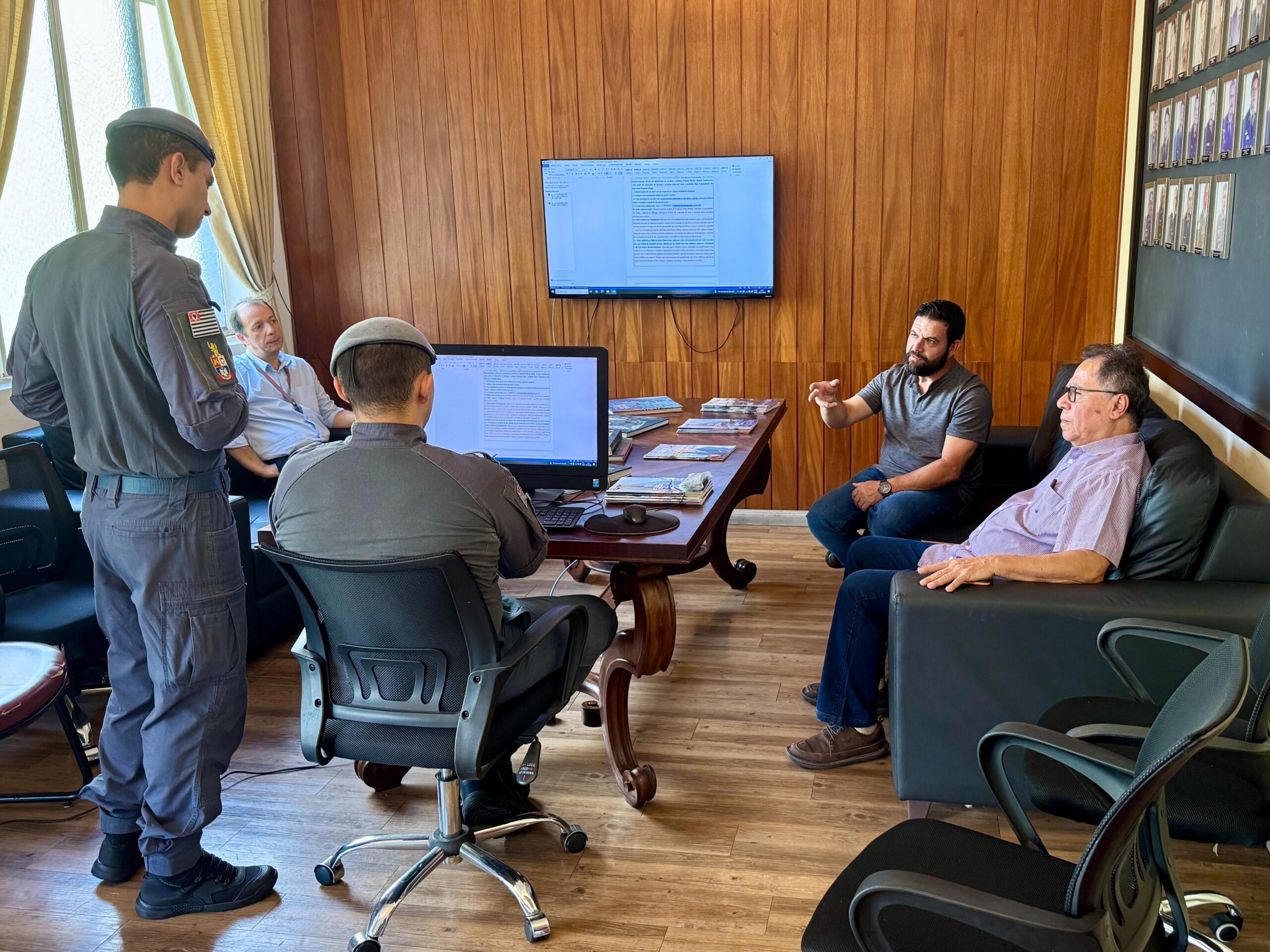 Centrais sindicais se reúnem com PM para ato contra juros altos