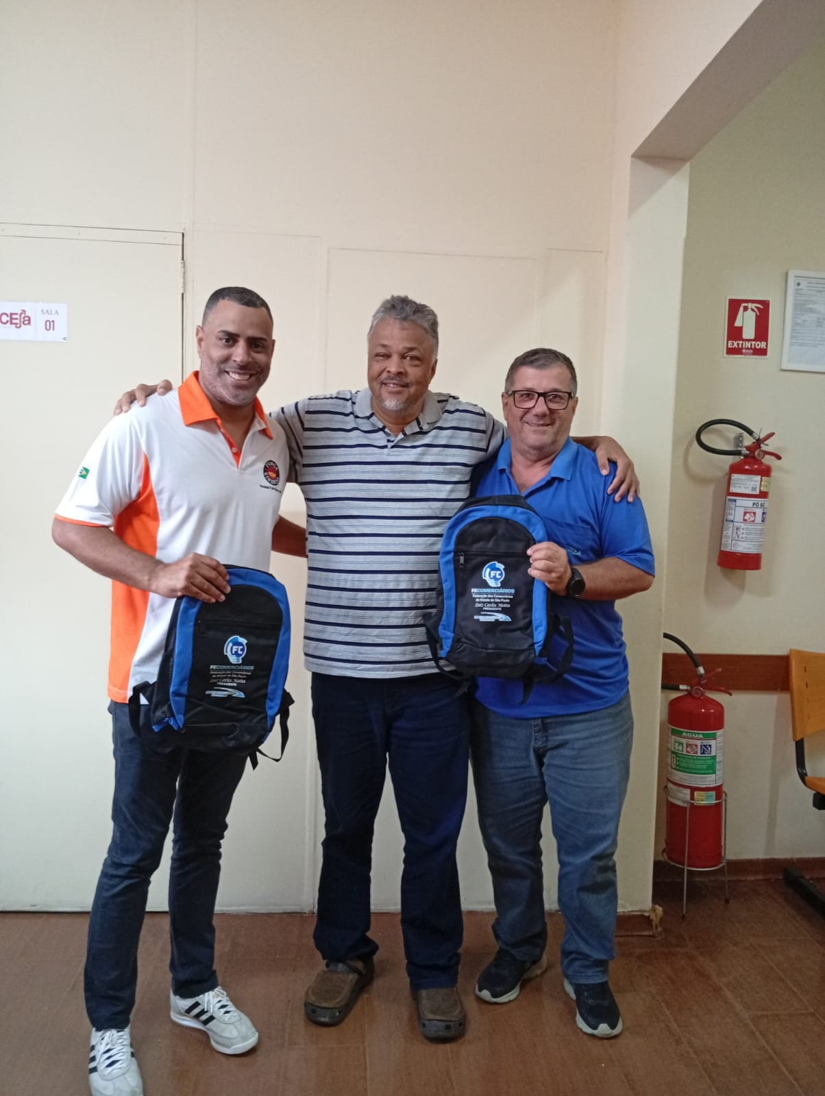 Sindicato doa 300 mochilas ao CEJA em São Carlos