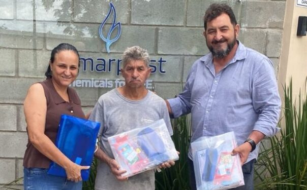 Químicos de Itapetininga entregam kits escolares a associados