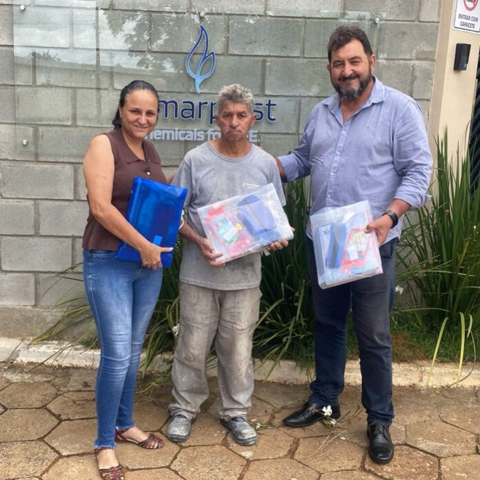 Químicos de Itapetininga entregam kits escolares a associados