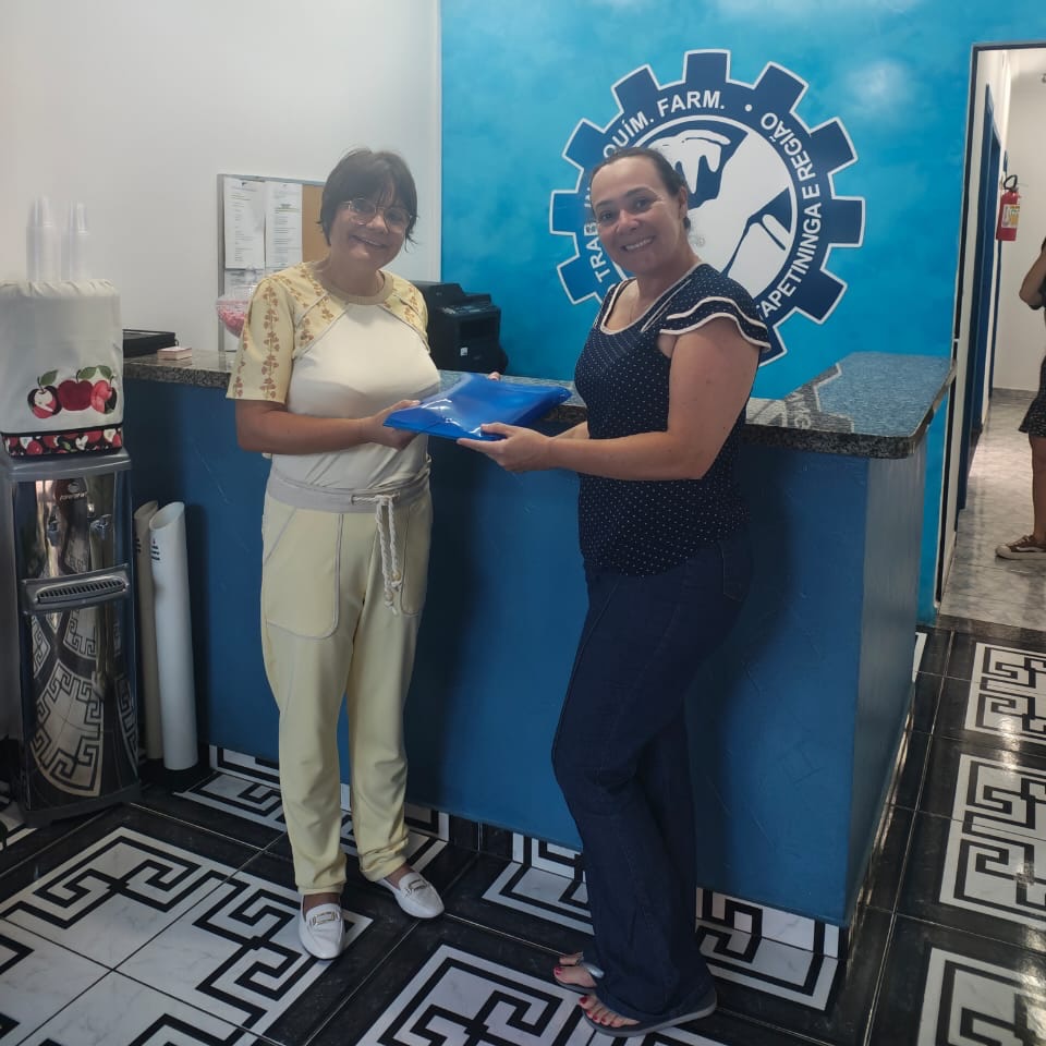 Químicos de Itapetininga entregam kits escolares a associados