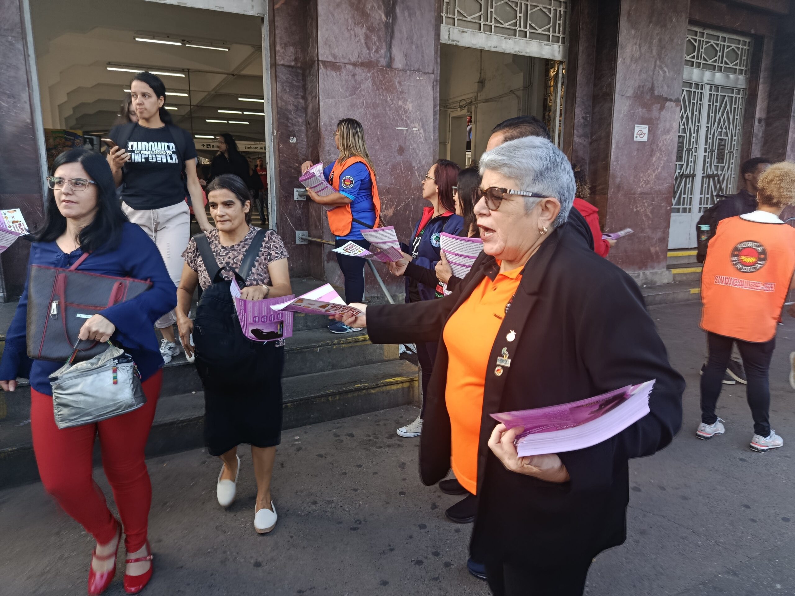 Panfletagem marca abertura do Março Mulher em São Paulo