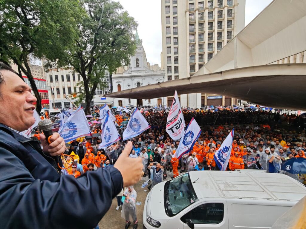 Chicão ressaltou que ato defende trabalhadores e qualidade dos serviços durante protesto dos Eletricitários contra caducidade da Enel em SP