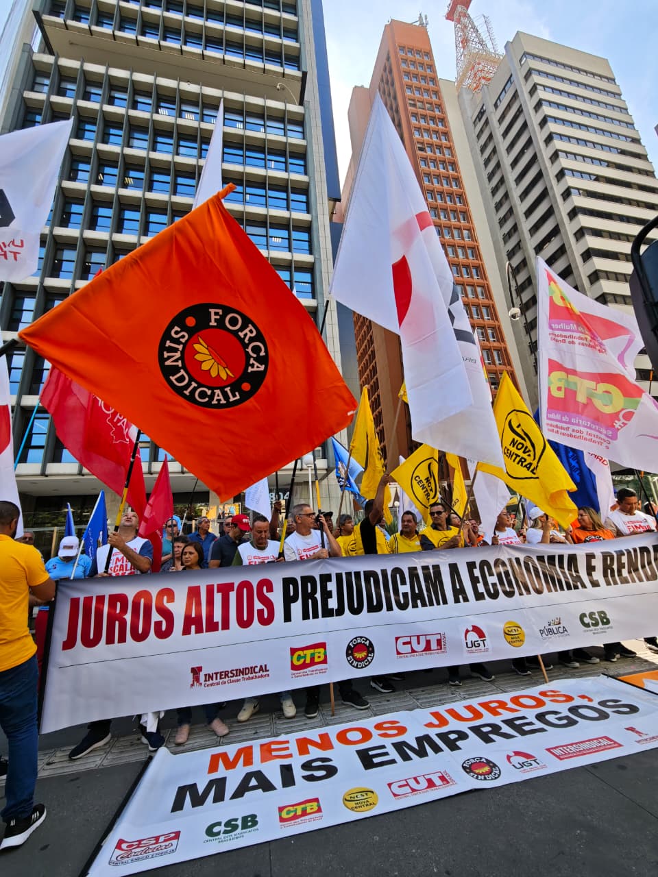 Centrais protestam contra juros altos diante do Banco Central