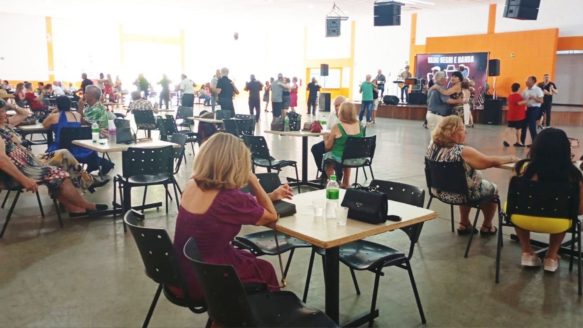 Baile do Sindnapi reúne aposentados em Americana