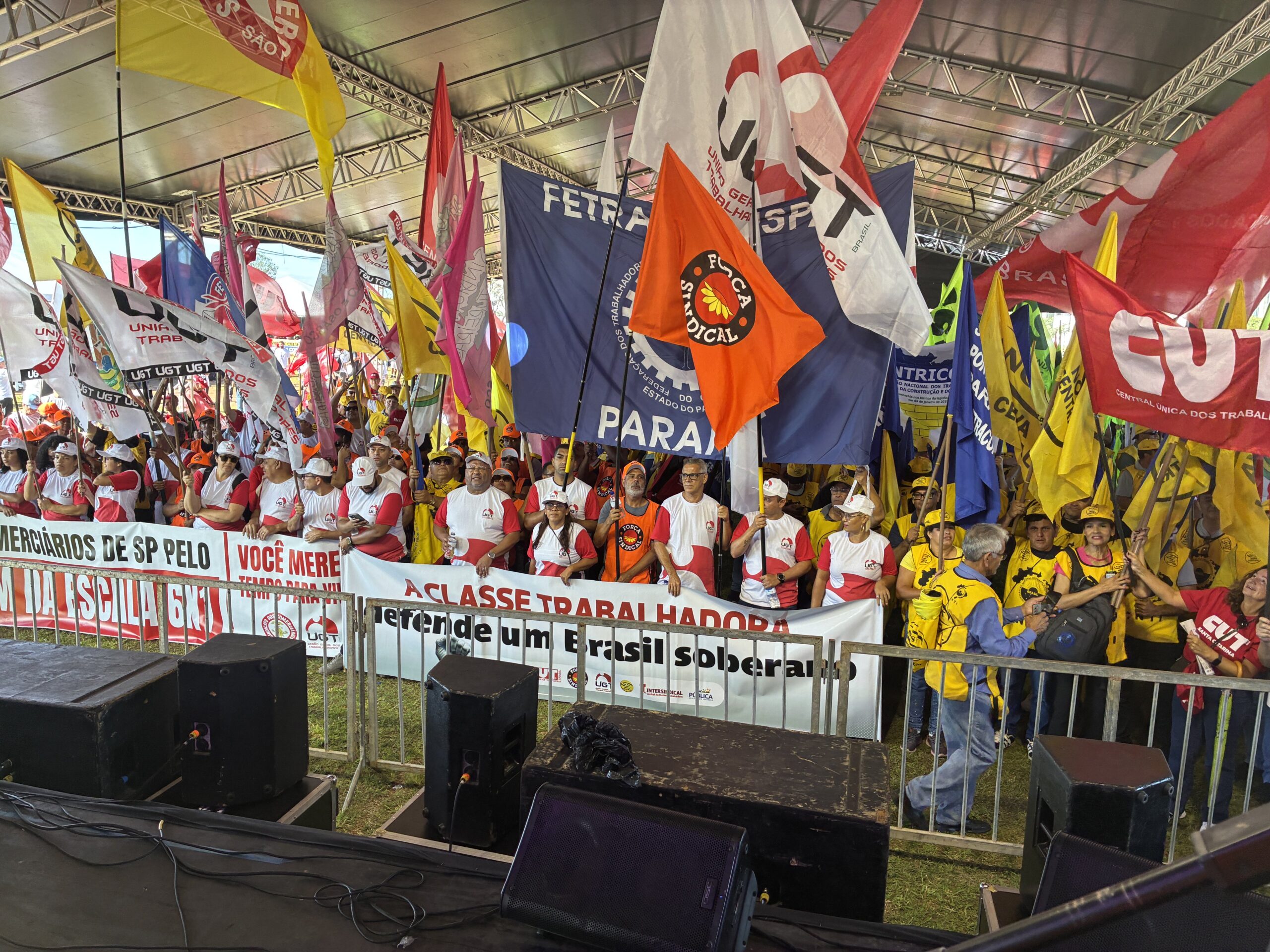 Milhares de trabalhadores fazem grande ato por direitos em Brasília