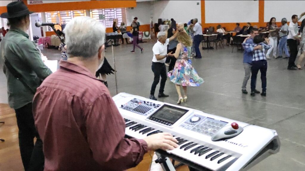 Sindnapi promove baile dos idosos em Americana