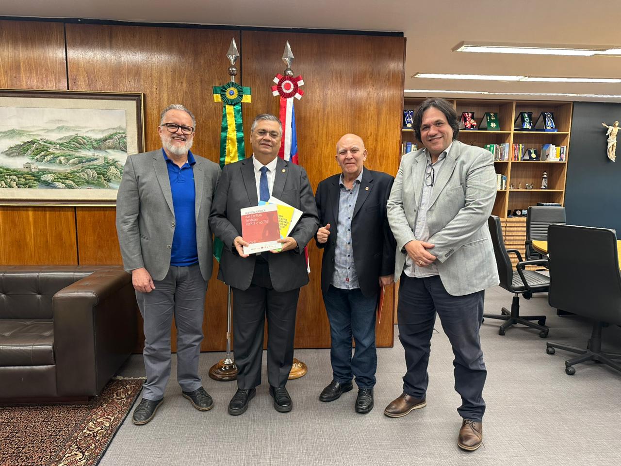 Flávio Dino recebe pauta jurídica das centrais sindicais