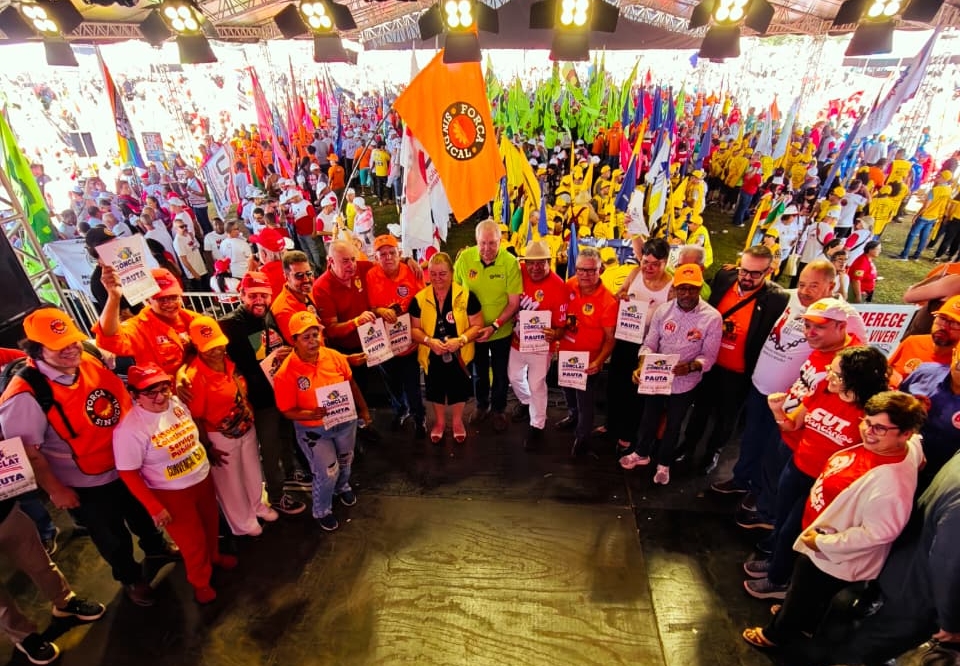 Milhares de trabalhadores fazem grande ato por direitos em Brasília