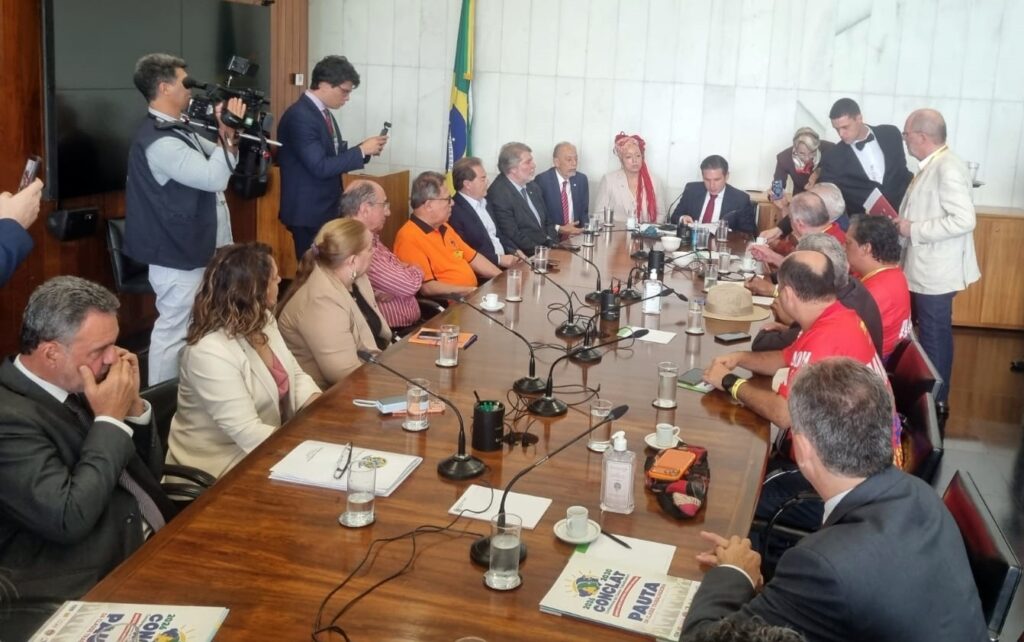 Centrais entregam pauta a Hugo Motta na Câmara