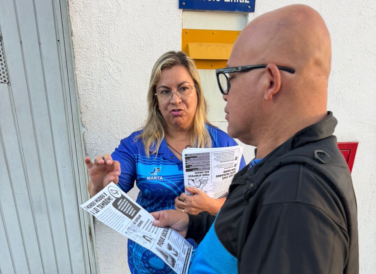 Diretores Teco, Marta e equipe em ação na IMPÉRIO, divulgando o boletim do Sindicato sobre saúde mental do trabalhador