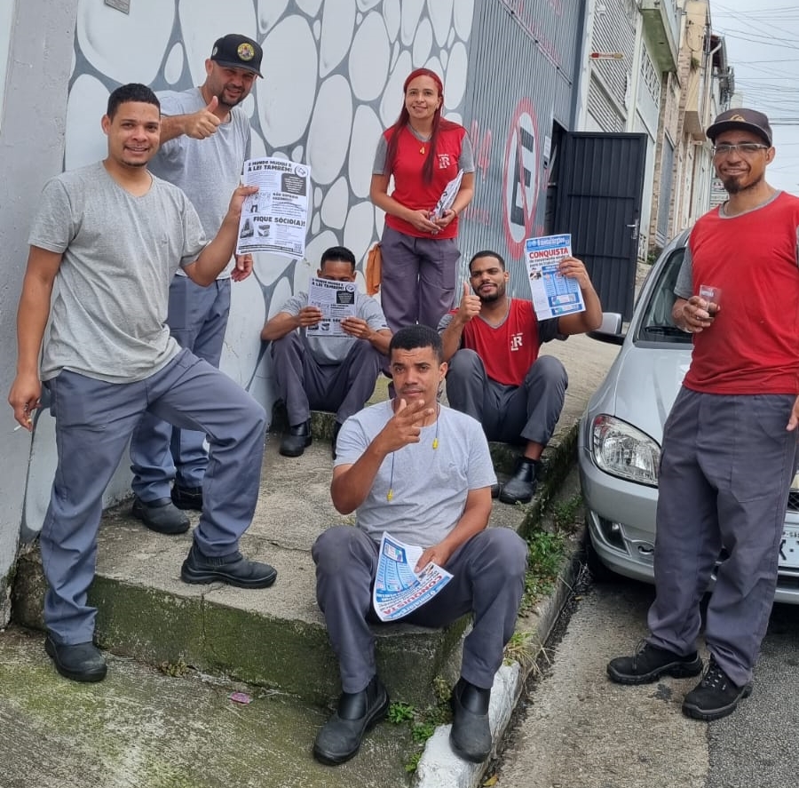 Diretor Cobrinha e equipe distribuindo material informativo e conversando com os trabalhadores da LEPS-ROSS