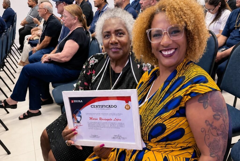 Maria Rosângela é homenageada em congresso sindical