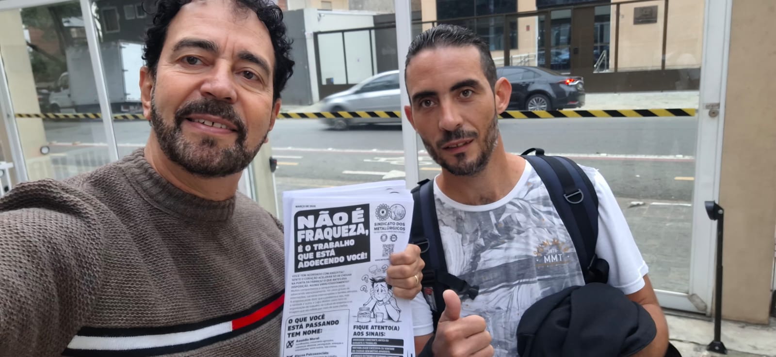 Diretor Ninja e equipe entregaram o boletim do Sindicato e conversaram com os trabalhadores da PEXTRON