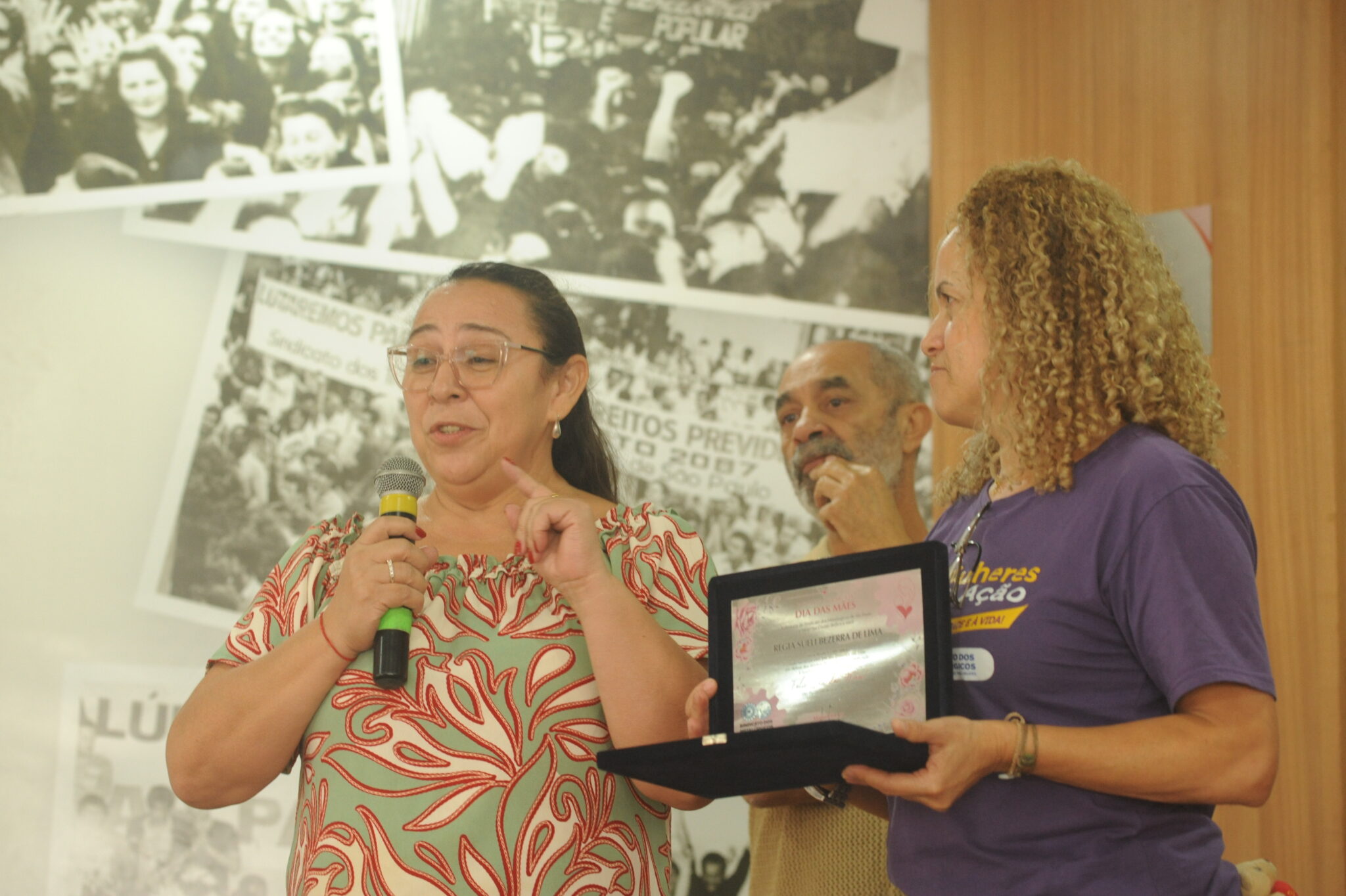 Régia Sueli Bezerra de Lima (ao microfone) com a diretora Lucilene
