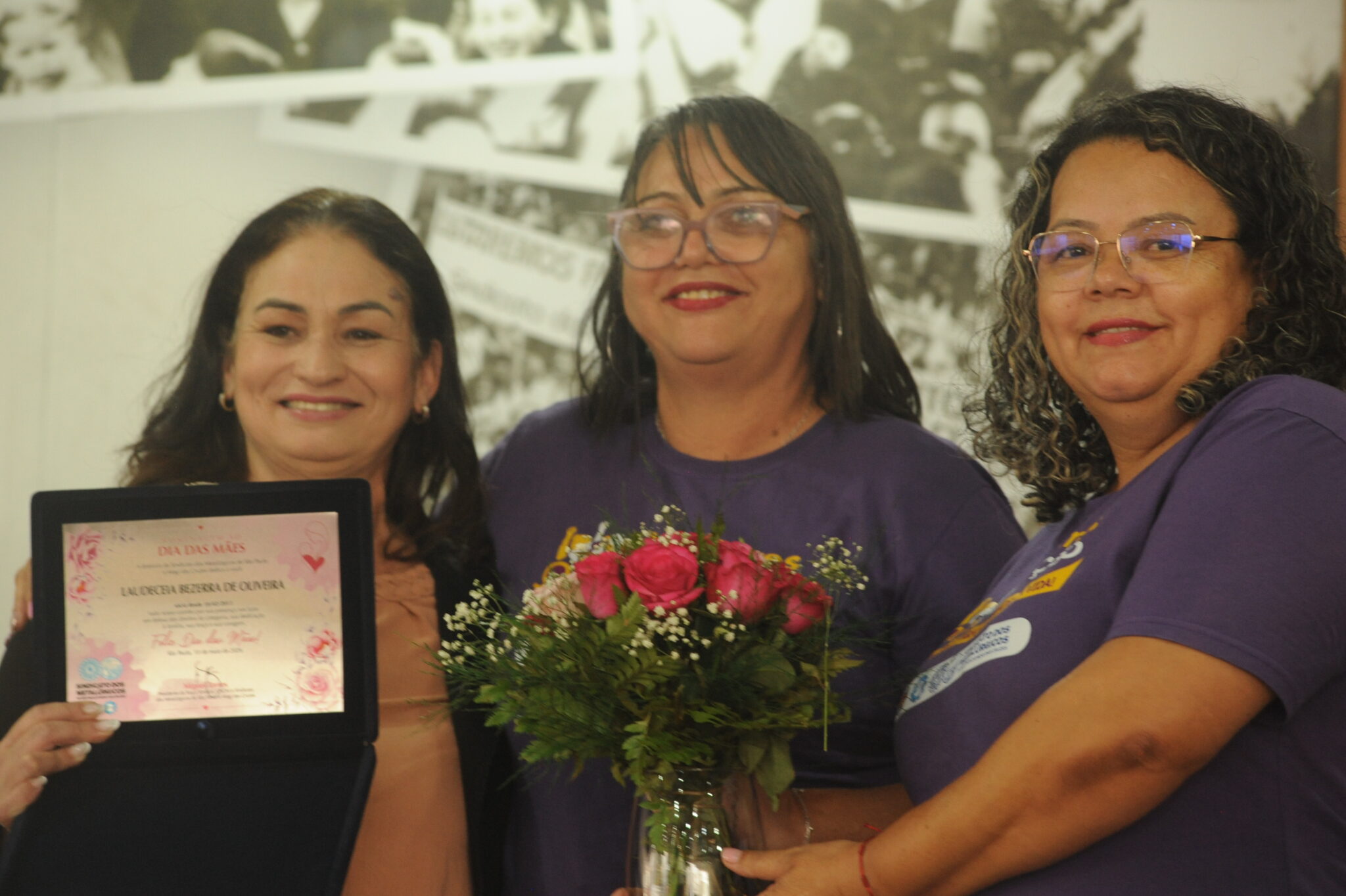 Laudeceia Bezerra de Oliveira com as diretoras Renata e Ester
