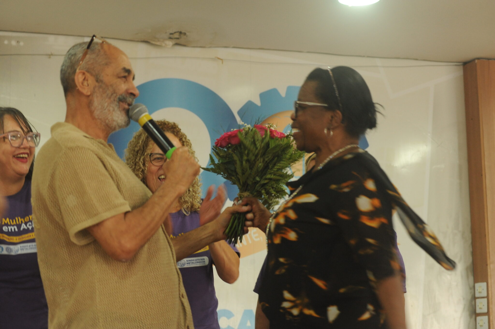 Arakém também homenageou a funcionária Neide, do Sindicato
