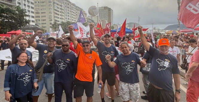 Frentistas do RJ participam do 1º de Maio em Copacabana