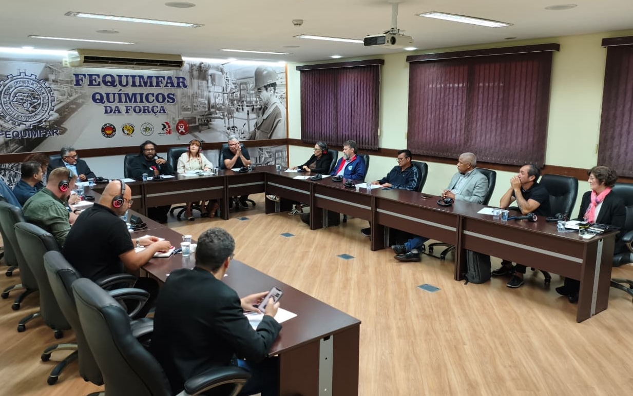 FEQUIMFAR debate desafios sindicais com suecos