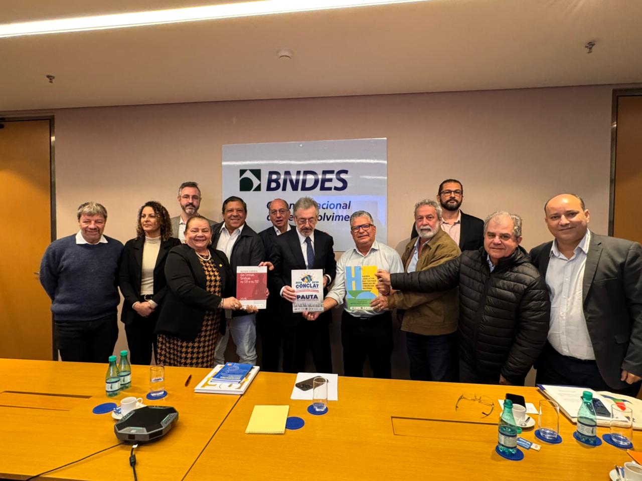Ministro do MDIC recebe Pauta da Classe Trabalhadora por indústria e empregos