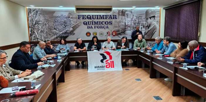 FEQUIMFAR debate desafios globais com IndustriALL