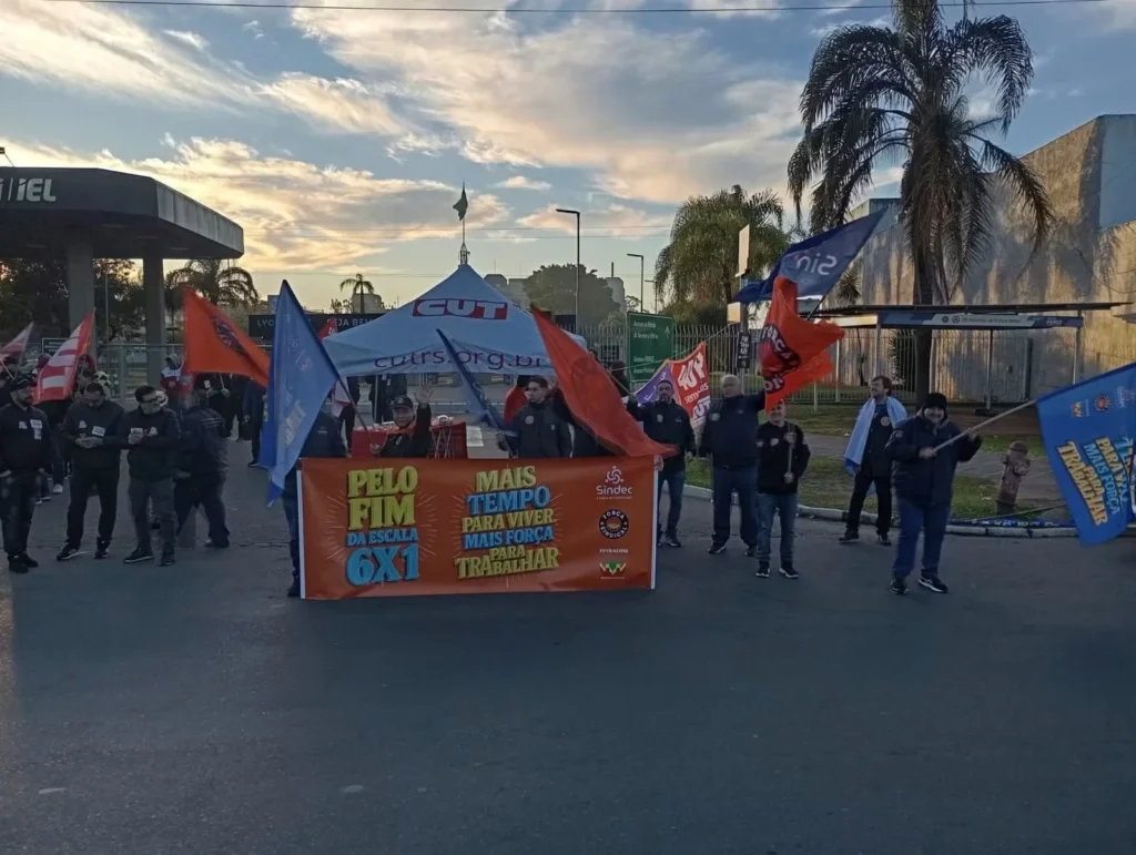 Centrais sindicais do RS protestam em frente à Fiergs pelo fim da escala 6×1