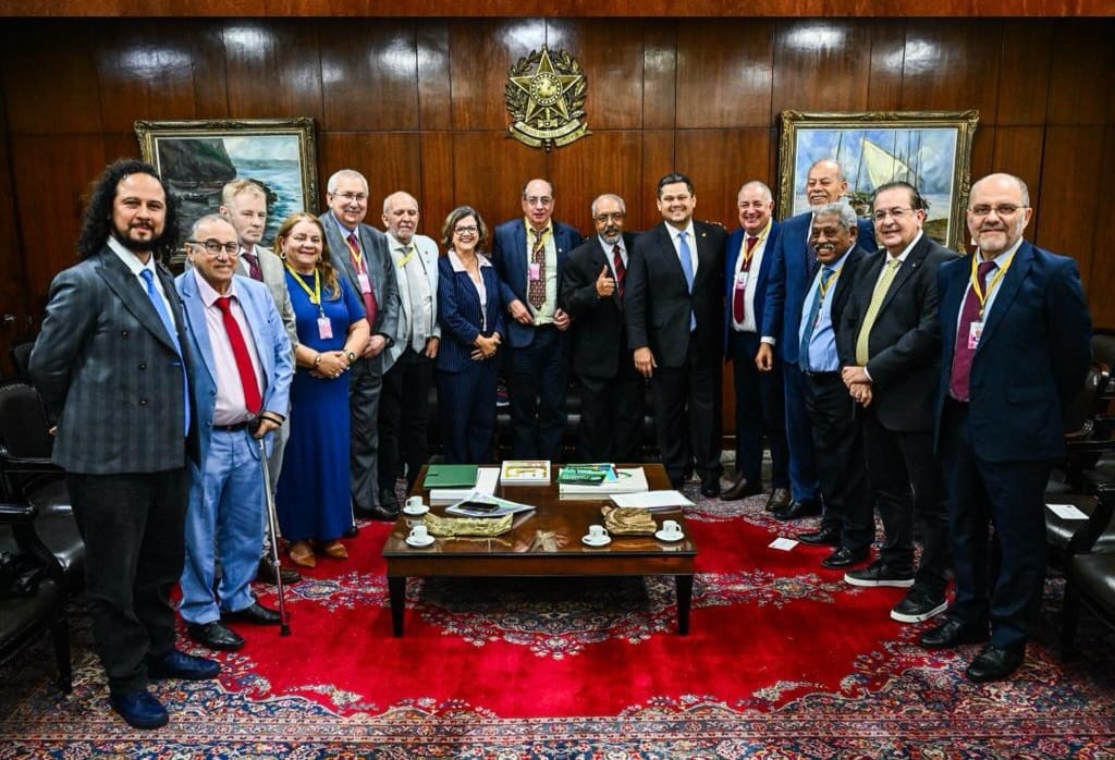 Alcolumbre reúne centrais sindicais antes de audiência sobre jornada