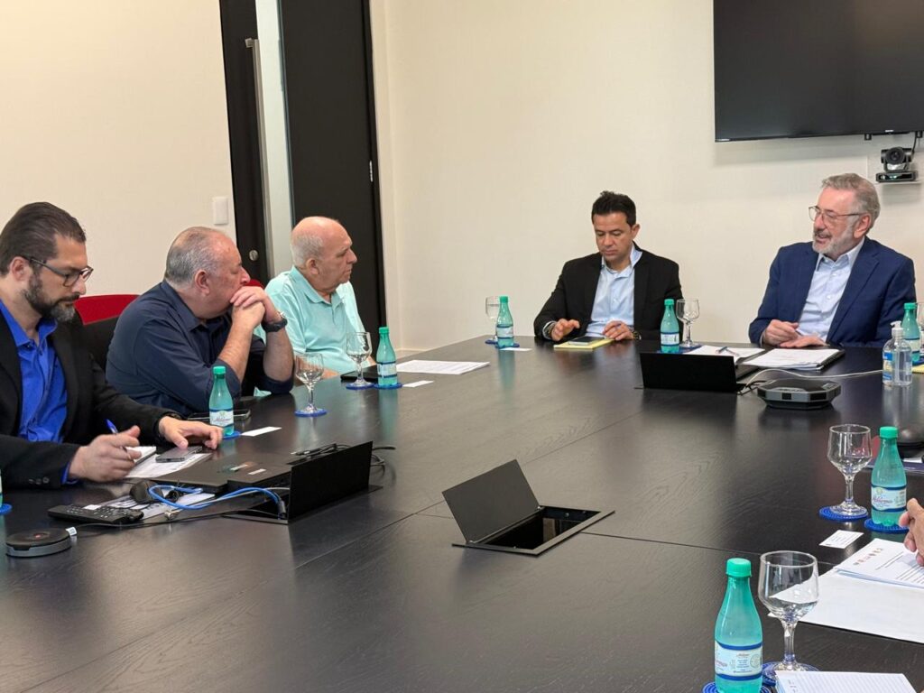 Centrais sindicais debatem tarifaço com ministro da Indústria