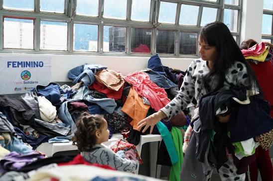 Varal Solidário leva agasalhos a famílias em Guarulhos