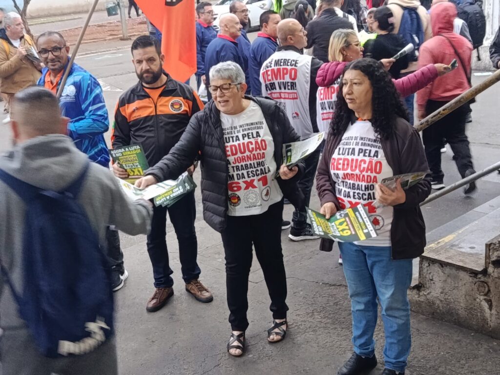 Centrais fazem manifestação no Brás pelo fim da escala 6x1