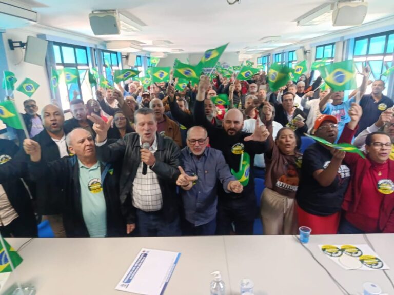 Metalúrgicos celebram reeleição de Lula em assembleia