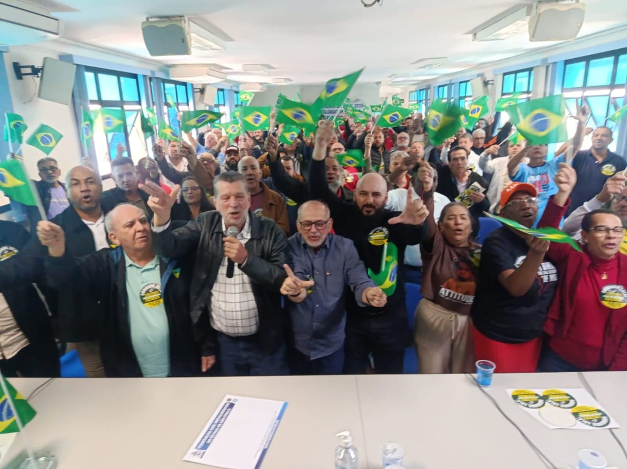 Metalúrgicos celebram reeleição de Lula em assembleia