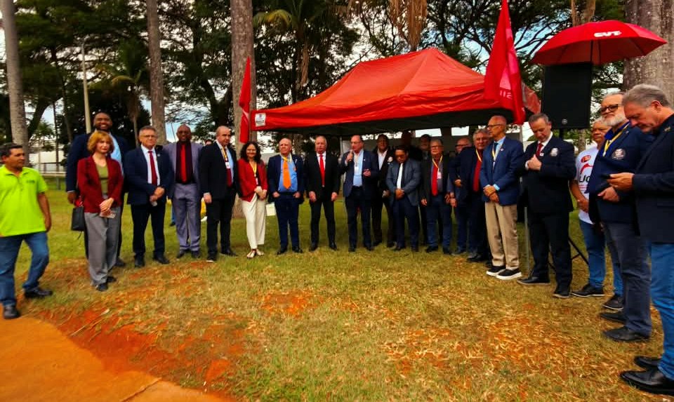 Centrais sindicais acompanham votação do fim da 6×1